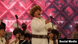 Карамолдо Орозов атындагы эл аспаптар оркестри, опера ырчысы Токтогул Рысалиев.