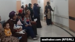 Hassahanada saglyk barlagyndan geçmek üçin nobatynyň ýetmegine garaşýan çagalar we ene-atalar. (Arhiw suraty)