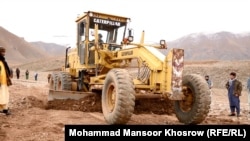 جریان بازسازی سرک ولایت غور٬ شرکت های خصوصی میگویند که در پروژه های بازسازی پول های فراوانی مصرف کرده اند