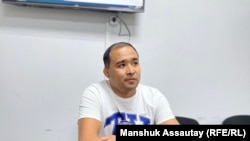 Казакстандагы Январь окуялары боюнча айыпталган Адилет Мусин сот өкүмүн угуп жатат. Алматы. 27-июль, 2023-жыл. 

