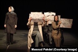 تصویری از اجرای نمایش «مجلس شبیه در ذکر مصائب استاد نوید ماکان و همسرش مهندس رُخشید فرزین» در سال ۱۳۸۴