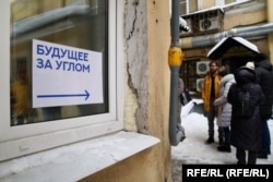 Сбор подписей в поддержку выдвижения Бориса Надеждина в президенты РФ в Петербурге, 22 января 2024 года.