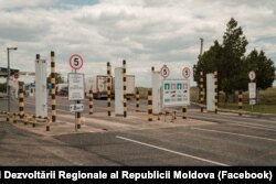 Punctul de trecere a frontierei va fluidiza traficul la vamă atât pentru camioane, cât și pentru autocare, care vor beneficia de o bandă special amenajată.