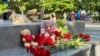 Un memorial improvizat pentru victimele atacului cu rachete de la Sevastopol.