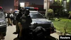 په کراچۍ کې سرتېري د پولیسو پر مرکز تر برید وروسته د عملیاتو پر مهال - د فبرورۍ ۱۷مې انځور.