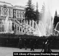 فواره‌های پترهوف، در حومه سن پترزبورگ