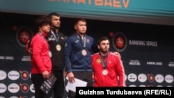 Каба уулу Кожомкул жана Раатбек Санатбаевдин элесине арналган күрөш боюнча эл аралык рейтингдик мелдеште грек-рим күрөшүнөн 82 килограмм салмакта медал ээлери. Бексултан Назарбаев оңдон солго карай экинчи. Бишкек, 2-июнь, 2023-ж.