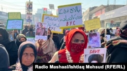 د ماورای عدالت وژنو او جبري لادرکيو پرضد راوتلي بلوڅ لاريونوال له ډېره اسماعيل خانه تېرېږي ـ د ډېسېمبر ۲۰مې انځور