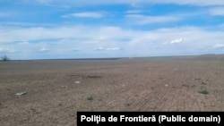 Fragmentele au fost găsite la aproximativ 500 de metri de linia frontierei moldo-ucrainene.