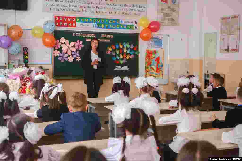 Өлкөдөгү 2350дөн ашуун мектепте&nbsp;74 миңге жакын мугалим бар.&nbsp;Билим берүү жана илим министри Каныбек Иманалиев 30-августа алыскы аймактарда 300дөй мугалим жетишпей турганын билдирген.&nbsp;