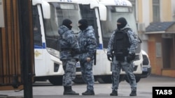 Полицейские возле здания Басманного суда, где 24 марта 2024 года арестовали обвиняемых в совершении теракта в «Крокус Сити Холл». Фото: ТАСС.