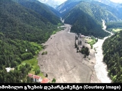 კურორტ შოვის ტერიტორიაზე ჩამოწოლილ ღვარცოფს 32 ადამიანის სიცოცხლე ემსხვერპლა.