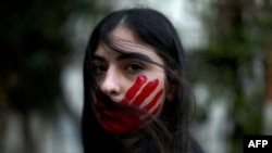 Ыдык көрсөтүүнү айыптап чыккан ливандык кыз.