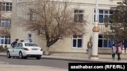 Aşgabat. Paýtagtyň polisiýasy içerki migrantlary gözläp tapmak we olary gelen welaýatlaryna ugratmak ýa-da wagtlaýyn tussag etmek işlerini baýramçylyklaryň öňýany has-da güýçlendirýär. 