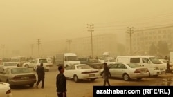 Mary welaýatynda turan tozanly ýeliň yz ýanynda, howada gum bölejikleriniň saklanyp galýandygyny görse bolýar. Noýabr, 2023 ý. (Illýutrasiýa suraty)