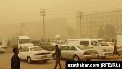 Maryda turan tozanly ýeliň yz ýanynda, howadaky tozan bölejikleri ençeme sagatlap saklandy. (Arhiw suraty)