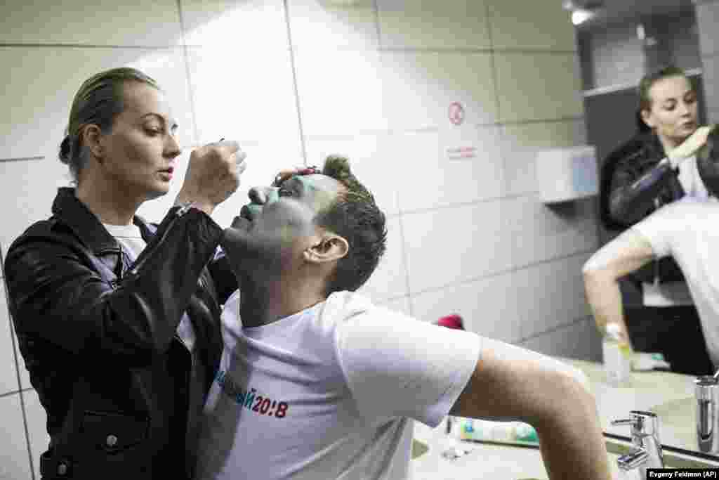 Yulia, Navalny's wife, tends to him after the attack. He suffered burns to his eyes.