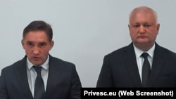 Alexandr Stoianoglo (stânga) a fost prezent alături de Igor Dodon în cadrul briefingului de anunțare a candidatului PSRM la alegerile prezidențiale.