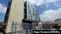 Ndërtesa e Komunës së Mitrovicës së Veriut në ditën e betimit të kryetarit të ri, Erden Atiq.