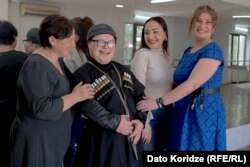 საბა დედასთან, დასთან და მასწავლებელთან ერთად