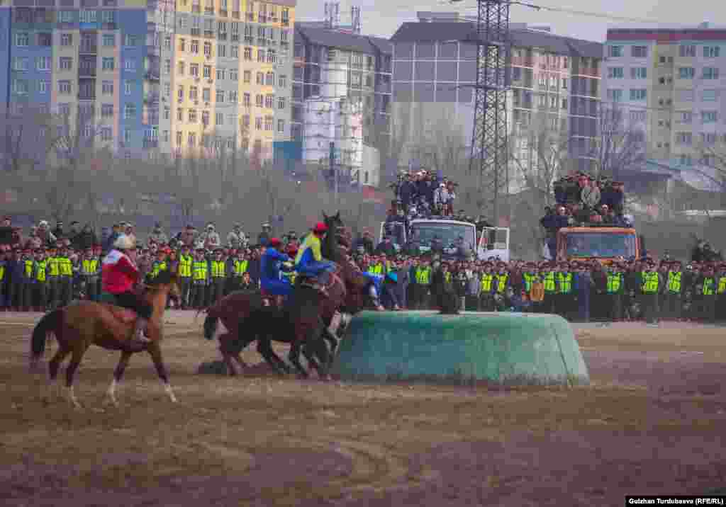 Борбордук "Ак-Кула" ат майданын жаңыртуу маселеси 2017-жылы Нооруз майрамындагы ат оюндарынан кийин көтөрүлгөн. Көк бөрү оюнун көргөнү баргандар ага батпай, сырттагы бак-дарактардын жана аянтка жарык берүүчү мамынын үстүнө чыгып алып көрүшкөнү Интернетте кызуу талкууга алынган. 2019-жылы ат майданды реконструкциялоо боюнча өкмөттүк жыйында оңдоп-түзөөгө 650 млн. сом кете турганы айтылып, эскиздик долборго архитектуралык&nbsp;сынак жарыяланып, кийин 2020-жылы өкмөттүн токтому менен 19 млн. сомго оңдоого&nbsp;тендер жарыяланып, арыз түшпөгөнү белгилүү болгон.
