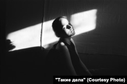 Një mësuese duke u relaksuar në ngrohtësinë e diellit