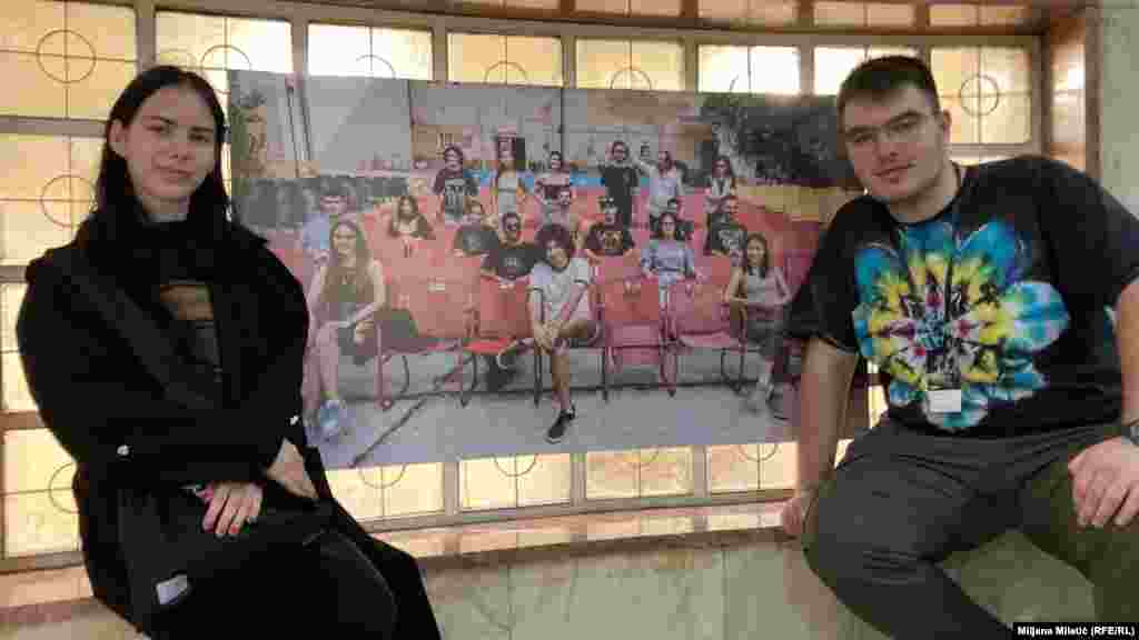 Tamara Zelenak, studentkinja filozofije iz Zrenjanina i Matija Jovanović, student Fakulteta organizacionih nauka iz Beograda učesnici su projekta "Kako te vidim?" iz Srbije. "Suština ovog projekta je slobodno vreme koje i imamo, jer mi tada sedimo, neformalno pijemo kafu, jedemo, šetamo i pričamo. Zapravo, ta priča u to slobodno vreme, to je po meni jedna od zapravo najbitnijih stvari", kaže Matija za Radio Slobodna Evropa.