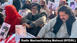 د پښتون ژغورنې غورځنګ مخکښ علي وزیر د ۲۰۲۳ز کال د ډېسېمبر پر ۲۰مه په ډېره اسماعیل خان کې له بلوڅ پرلتوالو سره.