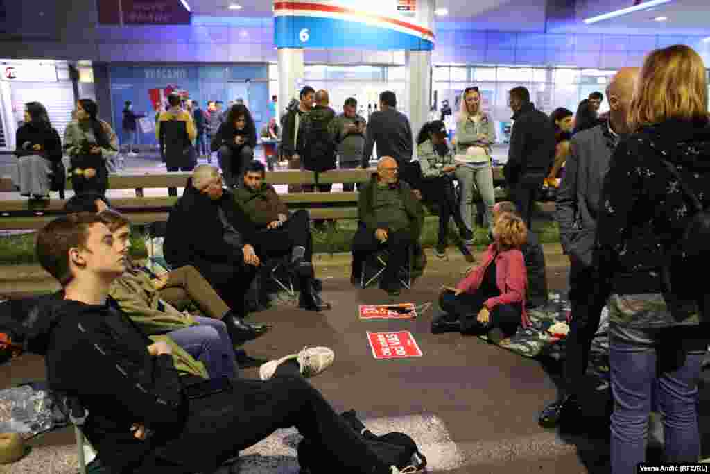 Manji deo učesnika protesta nastavio je blokadu dela autoputa od kongresnog Centra Sava do "Štark" arene na Novom Beogradu i u kasnim večernjim satima