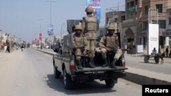 په ډېره اسماعیل خان کې پوځیان د ګزمې پر مهال - پخوانی انځور.