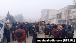 په بنو کې پولیسو د پي ټي اېم د فعالانو او پلویانو مخه نیولې. پولیس وايي، په ښار کې د قانون ۱۴۴مه ماده نافذه ده ځکه د غونډو اجازه نه شي ورکولای - د جنورۍ ۱۴مې انځور.