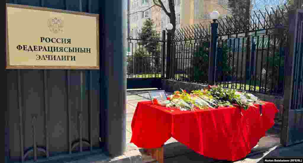 Эскерүү иш-чарасы Кыргызстандын борбор калаасында да өтүп жатат. Бишкектеги Орусиянын элчилигинин имаратынын астына шаардыктар гүл коюп жатышат. 23-март, Бишкек, Кыргызстан.&nbsp;