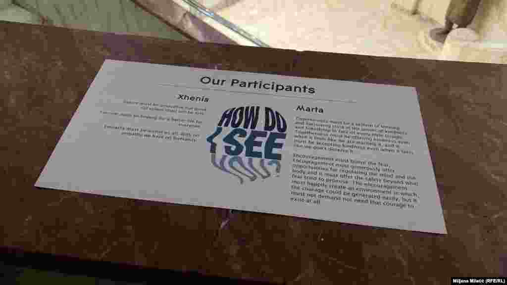 "Ti i ja se moramo nadati boljem životu za sve", poruka je Dženisa na izložbi "Kako te vidim?" u Beogradu. Na izložbi su istaknute i poruke drugih učesnika.