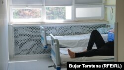 Një dhomë e zakonshme e re me dy shtretër në repartin e lindjeve normale në KOGJ.