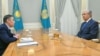 Қазақстан президенті Қасым-Жомарт Тоқаев  пен "Егемен Қазақстан" газетінің басшысы Дихан Қамзабекұлы. 