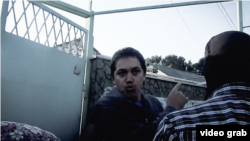 FSB hadimleri Rinat Paralamovnıñ evini tintken künü eviniñ azbarında. 2017 senesi sentâbrniñ 13-nde çıqarılğan videonıñ skrinşoti