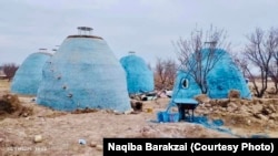 سرپناه های موقتی که برای سی و هفت خانواده زلزله زده در قریه وردک های ولسوالی زنده جان ولایت هرات ساخته شده اند