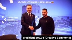 Президент України Володимир Зеленський (п) та президент Польщі Анджей Дуда (л). Вільнюс, 11 квітня 2024 року