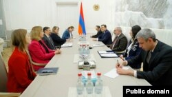 რიჩარდ ნეფიუ ხვდება სომხეთის პრემიერ-მინისტრ ნიკოლ ფაშინიანს. 2024 წლის 15 იანვარი