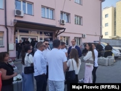 Igor Simiq nga Lista Serbe shihet në tubimin në Mitrovicë të Veriut.