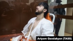 Ин шаҳрванди 19-солаи Тоҷикистон 23-юми марти соли 2024 дастгир ва сипас бо аробаи маъюбӣ ва либоси тиббӣ ба толори додгоҳ оварда шуд