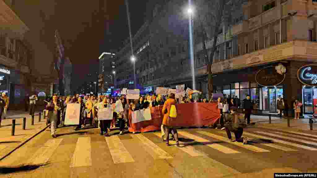 Сите ние мора да имаме загарантирани еднакви права и можности &ndash; еднаков пристап до здравствени услуги без да биде загрозена нашата автономија, достапност на бесплатни гинеколошки прегледи во секој град и во секое населено место, менструални и хигиенски продукти, достојни болнички услови и лекарска експертиза, еднакви плати за иста работа, вклученост во донесувањето на одлуки, безбедност на работното место, вреднување на неплатениот домашен труд, живот без насилство &ndash; физичко и дигитално, безбедност во јавниот и приватниот простор, фер и непристрасно институционално постапување, независност и сигурност &ndash; во сите сегменти од живеењето, рекоа од Платформата за родова еднаквост пред почетокот на маршот.