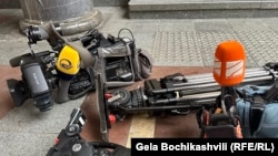 ტელეკომპანიების, „იმედისა“ და „რუსთავი 2-ის" მიკროფონები