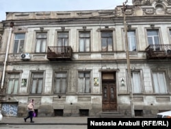 დაბზარულ ფასადებზე ფიროსმანის ილუსტრაციებია გაკრული. 22 იანვარი, 2024 წელი