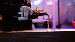 #Dependențe | Paharul de alcool care îneacă necazurile. Povestea unei dependențe care se poate naște în copilărie