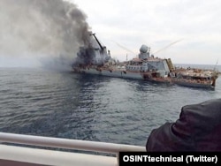 Тонущий российский крейсер "Москва" в Черном море