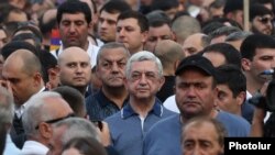 Серж Саргсян (в центре)