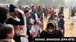 په اسلام اباد کې یوشمېر فعالان له هغه ښاره پر ستنېدونکو بلوڅ پرلتوالو ګلان پاشي. هغوی د جنورۍ پر ۲۴مه خپل پرلت ختم کړ.