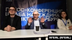 Bois Nadezhdin (center) meets with supporters in St. Petersburg earlier this month.