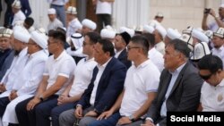 Муфтияттын жаңы имаратынын ачылышында тартылган сүрөт. Райымбек Матраимов ортодо отурат.  27-август, 2023-жыл